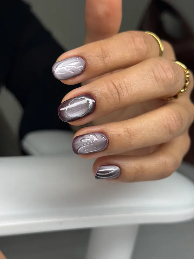 Mauve cat-eye chrome with silver swirls on short round nails — magnetic gel, client work.